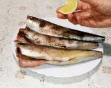 Фото кроку 3 до Скумбрия, запеченная с морковкой и луком.