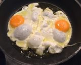 Foto del paso 4 de la receta Huevos fritos con patatas fritas. Una cena de antojo