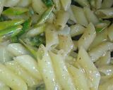 Foto del paso 3 de la receta: Fideos veganos con espárragos y limón 🍋