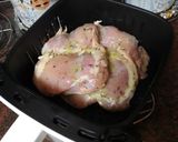 Foto del paso 1 de la receta: Contramuslos de pollo asados en freidora de aire con escalibada