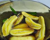 Gambar langkah 2 resipi Pengat Pisang Sagu Hijau.