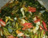 Foto langkah ke 2 dari resep Tumis kangkung bumbu iris.