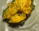 Foto del paso 4 de la receta Tosta de cereales con aguacate y huevo revuelto