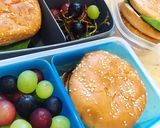 Foto langkah ke 3 dari resep Burger Telur Ceplok Bekal Anak.