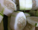 Foto del paso 1 de la receta: Agua Pepino, perejil y limón pa'la presión