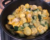 Une image de l'étape 4 de Courgettes bicolores à l ail et épices méditerranéennes.
