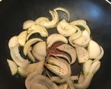Foto del paso 2 de la receta: Bistec de lomo liso más cebolla
