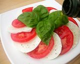 Caprese saláta recept fázis 3 fotója