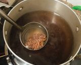 Hình bước làm 2 của món Cháo gạo lức hoa đậu biếc mix thịt bò cho bé