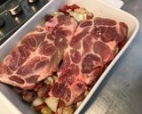 Une image de l'étape 7 de Côtes de porc à la moutarde,herbes de Provence,oignon, poivron rouge et olives marinées.