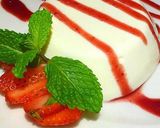 Foto del paso 5 de la receta: Panna cotta con coulis de fresa y frambuesa