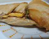 Foto del paso 5 de la receta: Bocata tortilla jamón York, queso con pan chapata y ensalada con soja