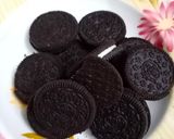 A picture of step 1 of Oreo mousse trifle.