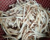 Foto langkah ke 4 dari resep Tumis Pedas Kulit Singkong.