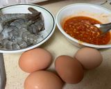 A picture of step 1 of Stir-Fried Eggs with Shrimp and Suki Sauce (Thai-Style, US Edition).