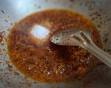 A picture of step 3 of Rajasthani lasun chutney.