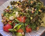 Foto del paso 5 de la receta Ensalada de burrata con kale crujiente, tomates y espárragos asados y aliño de albahaca con miel