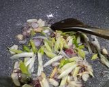 Foto langkah ke 2 dari resep Tumis Telur Ceplok Saus Tiram.