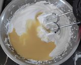Foto langkah ke 3 dari resep Cup Cake with Simple Buttercream Lembut.