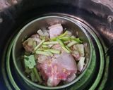 Foto langkah ke 4 dari resep Ayam Kukus Bawang.