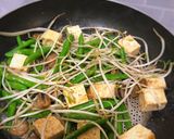 Hình bước làm 4 của món Đậu cô ve xào giá, đậu hũ, nấm rơm chay