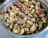 Une image de l'étape 14 de Salade de pâtes au saumon, tomates, oignon rouge et feta.