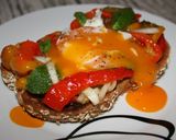 Foto del paso 3 de la receta Tosta de pimientos asados, hierbabuena y huevo poche