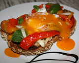 Foto del paso 3 de la receta: Tosta de pimientos asados, hierbabuena y huevo poche