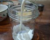 Foto langkah ke 2 dari resep Overnight Oats Pisang (Sarapan Praktis).