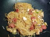 91. Bihun Goreng Sosis dan Ayam