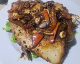 Foto del paso 4 de la receta: Filete de pescado salteado con pimiento, sobre lecho de tomato y lechuga