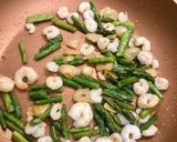 Foto del paso 4 de la receta: Revuelto de gambas al ajillo y trigueros frescos