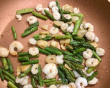 Foto del paso 4 de la receta: Revuelto de gambas al ajillo y trigueros frescos