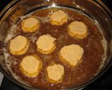 Töltött rántott sajtgolyók salátával recept fázis 4 fotója