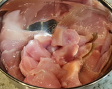 Foto del paso 2 de la receta: Pollo adobado en salsa de cebolla y mostaza