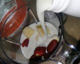 A picture of step 3 of Strawberry Smoothy 🍓😋.