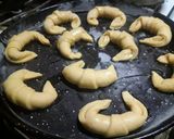 Foto del paso 3 de la receta: Humildes medialunas y pancitos 🥐