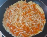 Foto langkah ke 2 dari resep Telur Dadar Sayur Sambal Kecap.