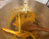 Foto langkah ke 2 dari resep Kerang Bumbu Kuning.