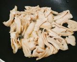 Hình bước làm 1 của món Mì căn xào rau răm (món chay)