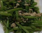 รูปขั้นตอนการทำที่ 4 ของ ผัดผักบุ้งไก่สับ