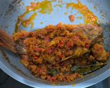 Foto langkah ke 4 dari resep Ikan Nila Goreng Dengan Tumisan Cabe.