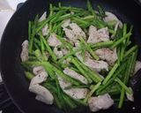 Hình bước làm 1 của món Măng tây xào ức gà