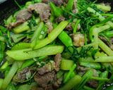 Hình bước làm 4 của món Thịt bò xào su su, ngò rí