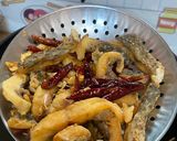 รูปขั้นตอนการทำที่ 2 ของ ปลานิลคั่วพริกเกลือ