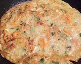 Foto langkah ke 4 dari resep Pancake Sayur korea dengan bahan lokal.