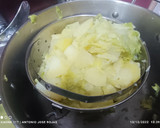 Foto del paso 3 de la receta: Col con patatas, huevo Mollet y refrito de ajos