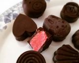 Foto del passaggio 5 della ricetta Cioccolatini ripieni di gelato alle fragole 🍓