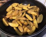 Une image de l'étape 4 de Pommes de terre sautées au saindoux et romarin.