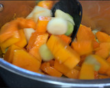 Foto del paso 1 de la receta: Crema de calabaza, langostinos y huevo mollet